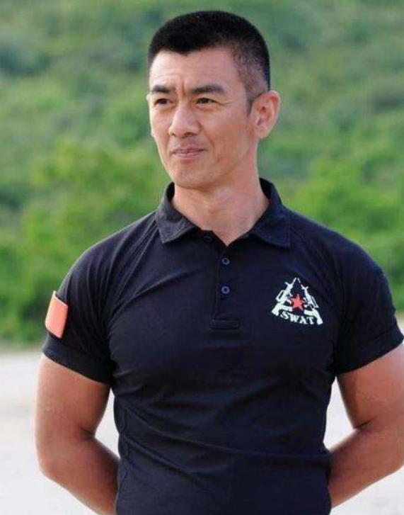 硬汉任天野8岁被家人抛弃,从小被父母抛弃任天野