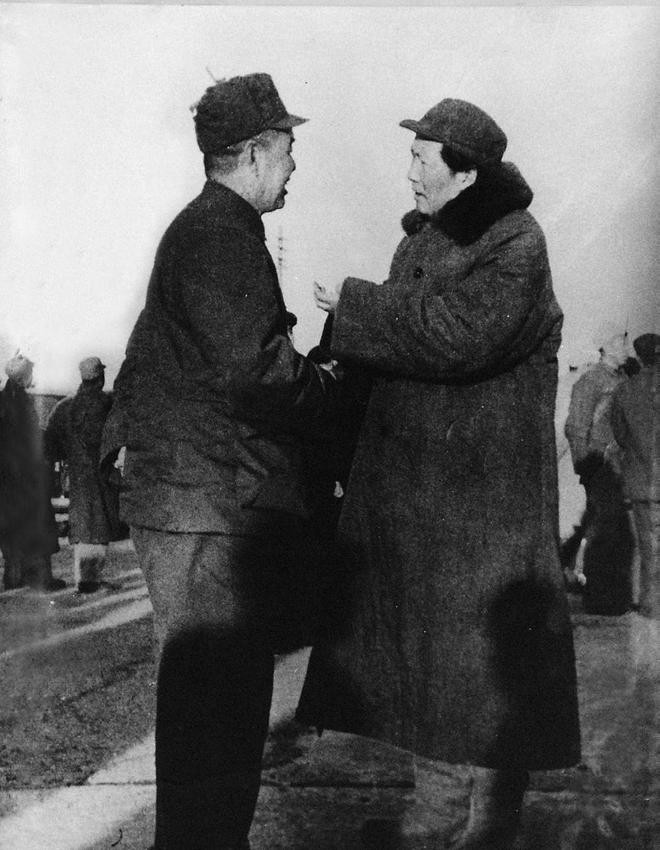 邓宝珊与彭德怀有“两战之结”，毛主席一语化解：打是亲，骂是爱