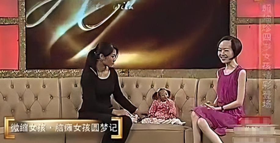 2009年，湖南妈妈生下2斤重特殊女儿，叫出租车被拒载：坐不下