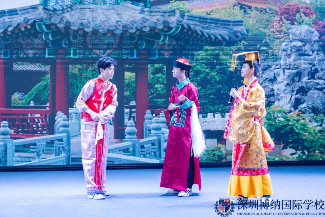 哇！这些学校的圣诞节也太“卷”了！圣诞老人、无人机都来了