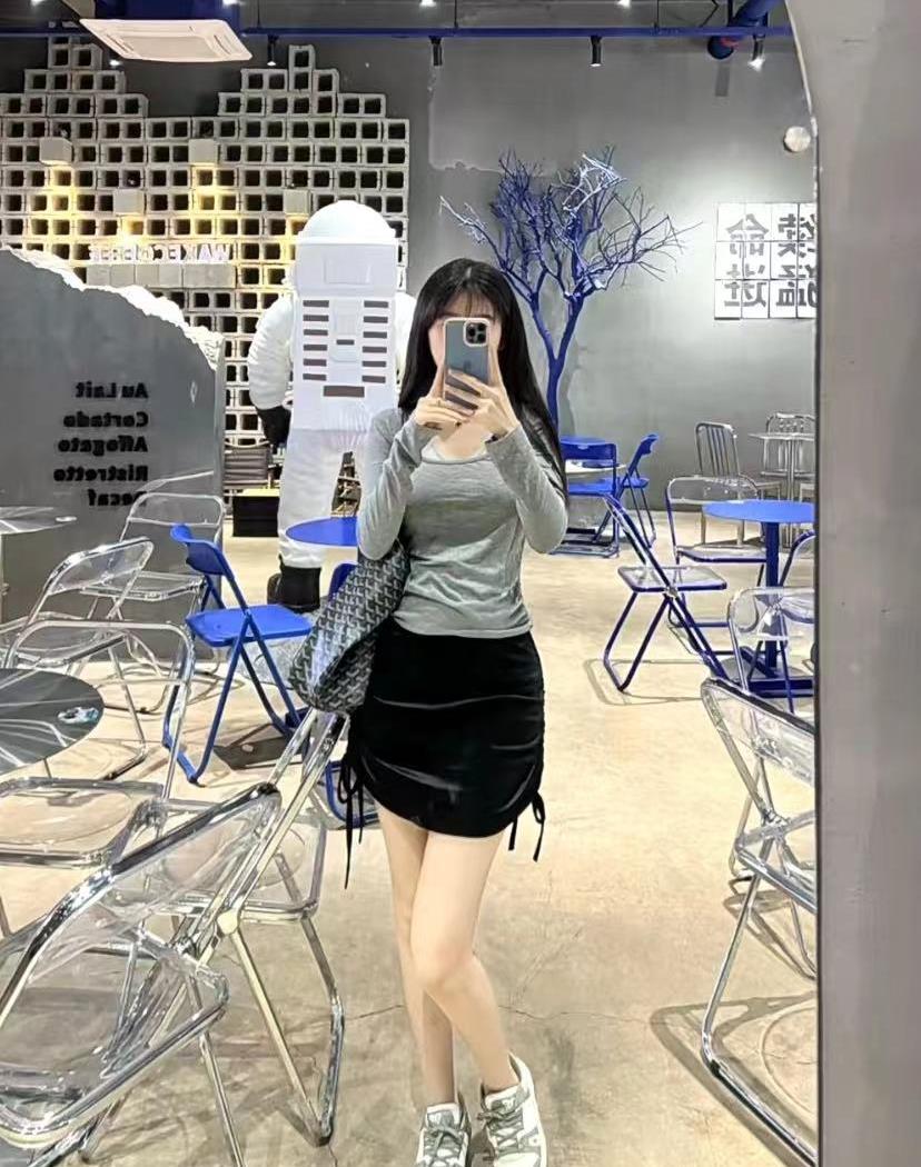 女子挑选五万奢侈包男子拒绝付款,女子相亲让男子买包