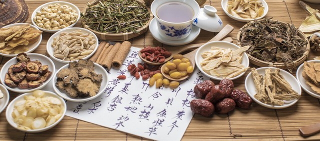 说中医治疗癌症的不是*子骗**就是傻子？