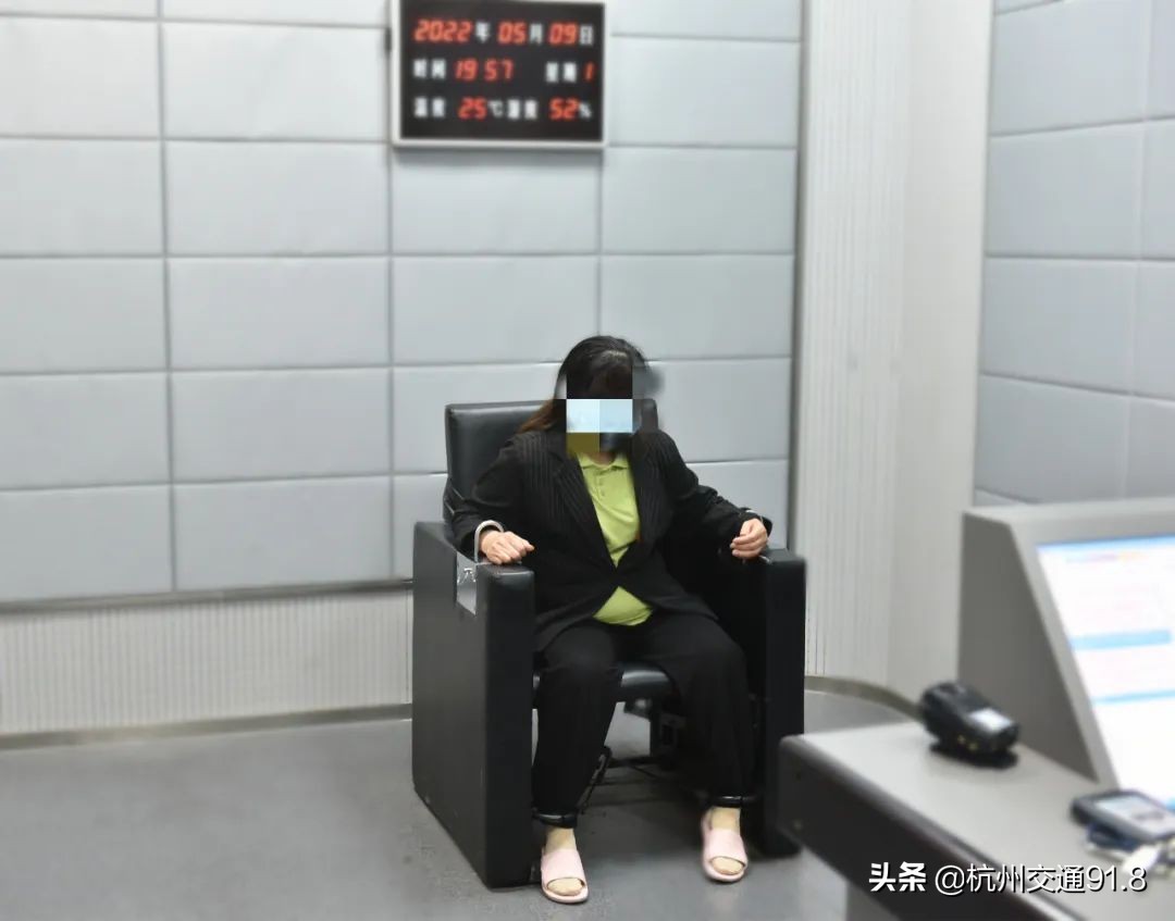 女子蚂蚁搬家,蚂蚁搬家女子偷出一家超市