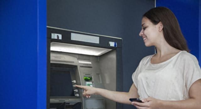 妻子被丈夫骗走千万财产,彩礼被男方拿走离婚后能要回来吗