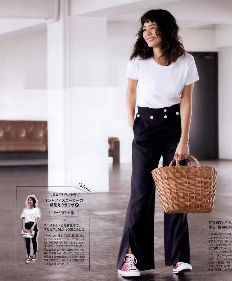 女生穿运动鞋最时尚的穿搭,白体恤怎么搭配裙子运动鞋