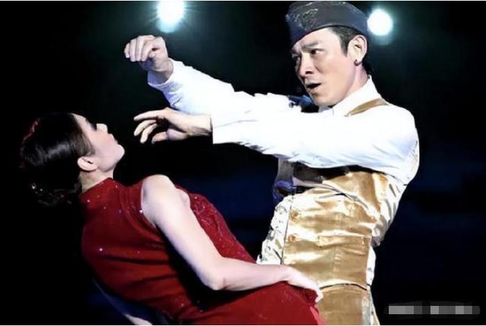 刘德华陪妻子回老家过年,刘德华陪娇妻回马来西亚过年