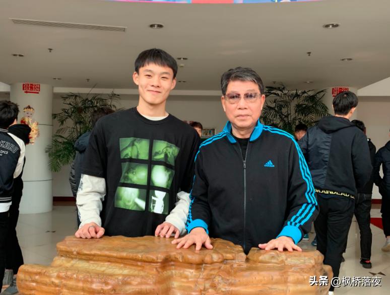 武磊接过西班牙人七号球衣,上海申花武磊最新消息