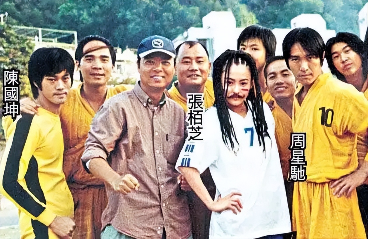 少林足球星爷拍照姿势图片,少林足球周星驰看球鞋那段