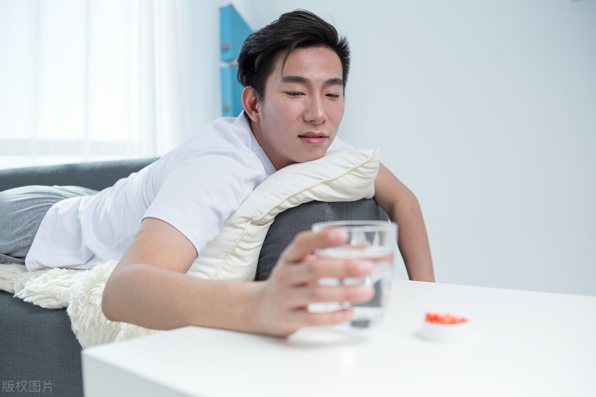 喝了酒还是口干舌燥怎么解决,喝完酒口干舌燥有点苦是怎么了