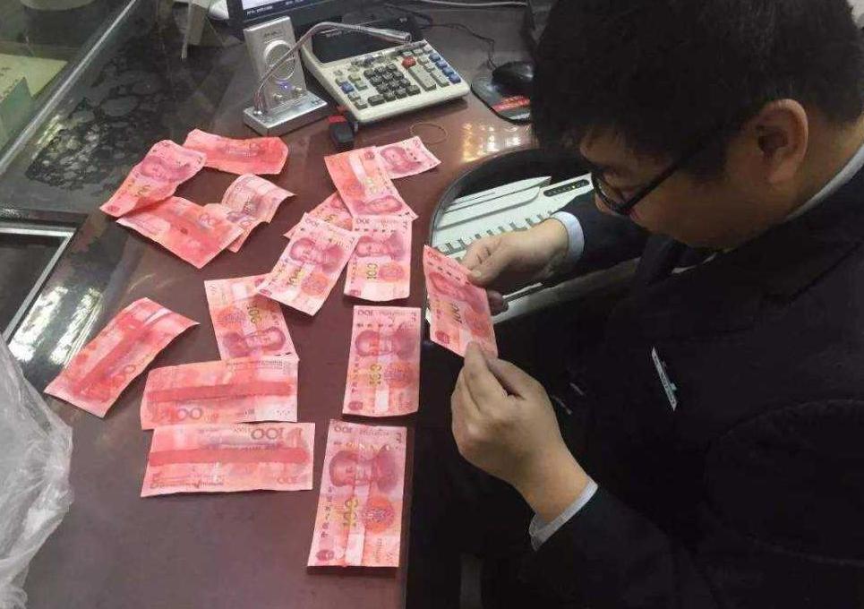 破损的100元人民币能在银行换钱吗,银行回收破旧外币吗
