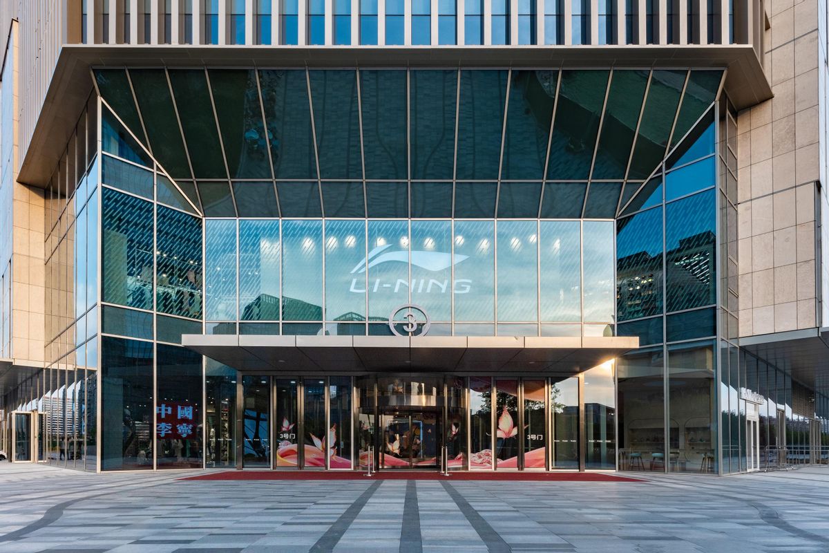 买高端美妆、吃全国首店级餐厅、还能看脱口秀，滨江银泰挺好逛