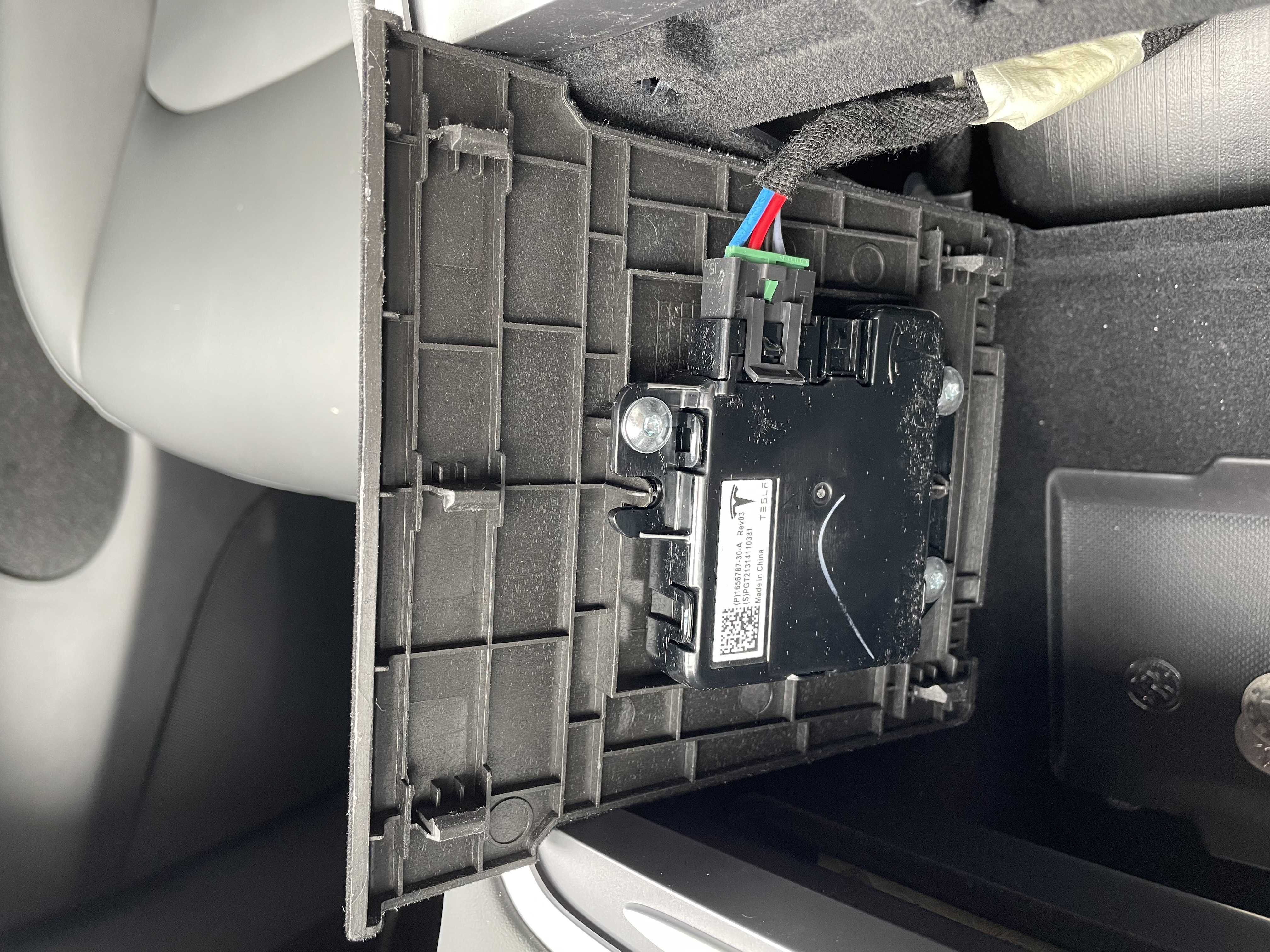 花费299元，找回Model3/Y丢失的扶手箱USB接口数据功能