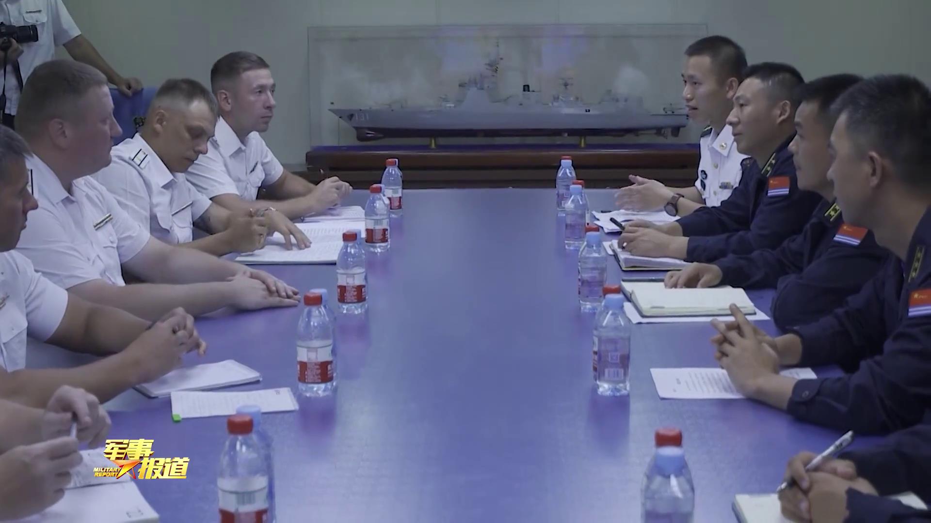 向解放军学习！俄官兵登上052D，在垂发前驻足，笔记本写满要点