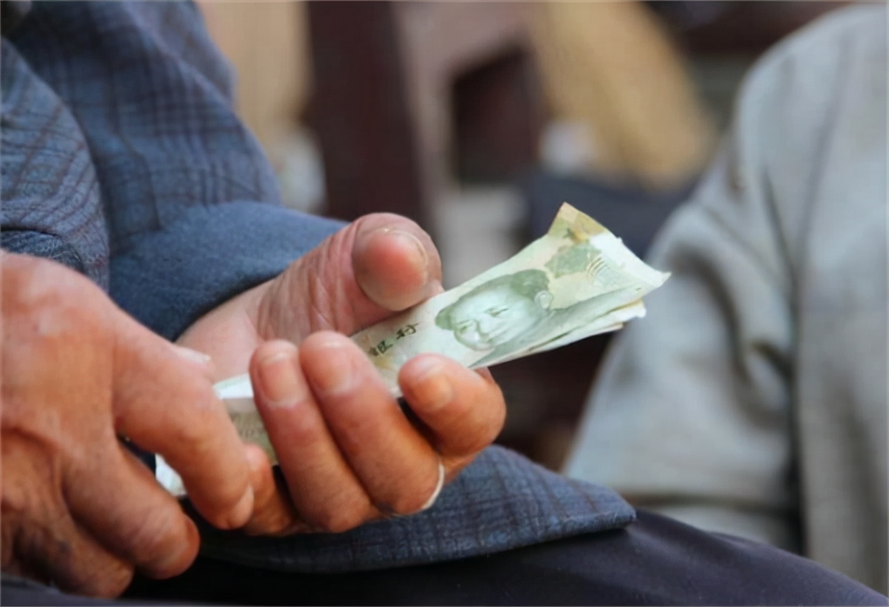 00后小伙靠捡废品养活一家4口,一男子捡垃圾养瘫痪妻子