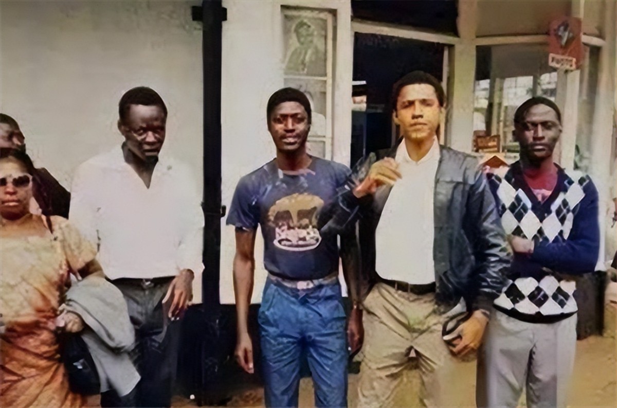 奥巴马第一次回非洲老家：帮祖母扛大米，和兄弟坐在田里喝酒