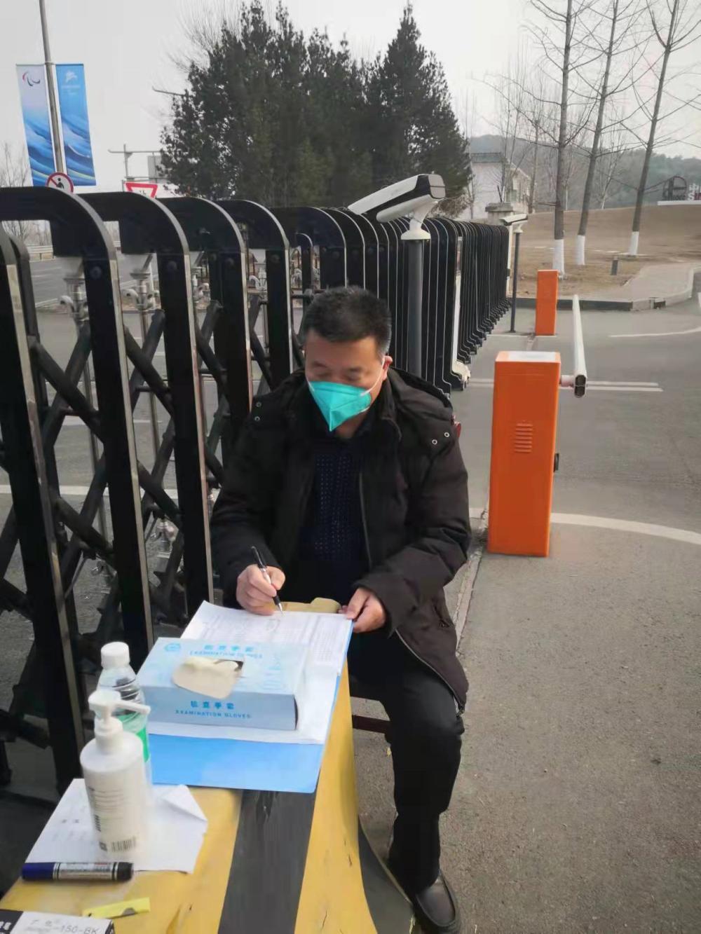 怀柔某隔离点的“守门员”，铁汉也柔情