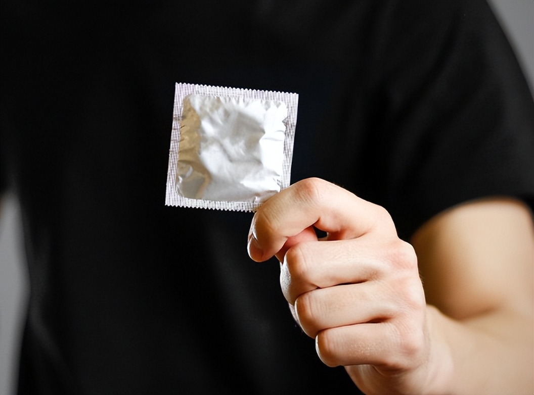 为什么男人不喜欢戴首饰,为什么男人都不喜欢戴戒指