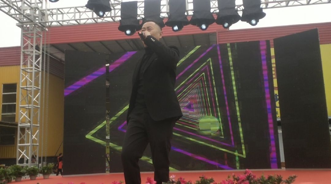 抖音网红黄老头唱歌走红，后又进军娱乐圈，黄老头火出国际？