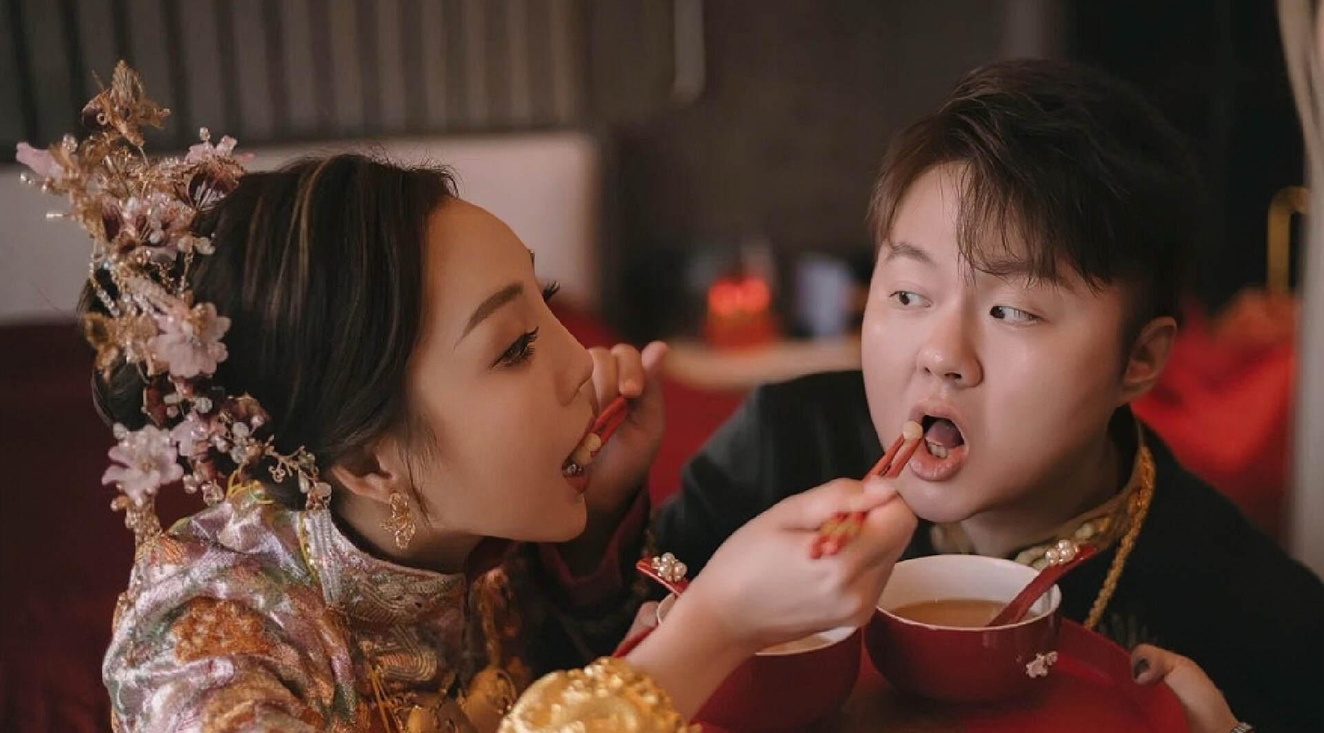 赌王儿子当伴郎的香港婚礼,赌王三太出席女儿婚礼戴珍珠项链