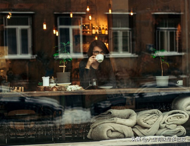 小伙在杭州开咖啡店亏损两万,男子开咖啡店日入零元