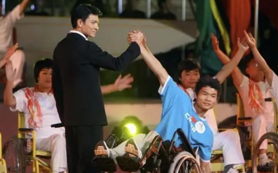 戳破了偶像天花板，刘德华的“信仰”，撕开了流量明星的遮羞布