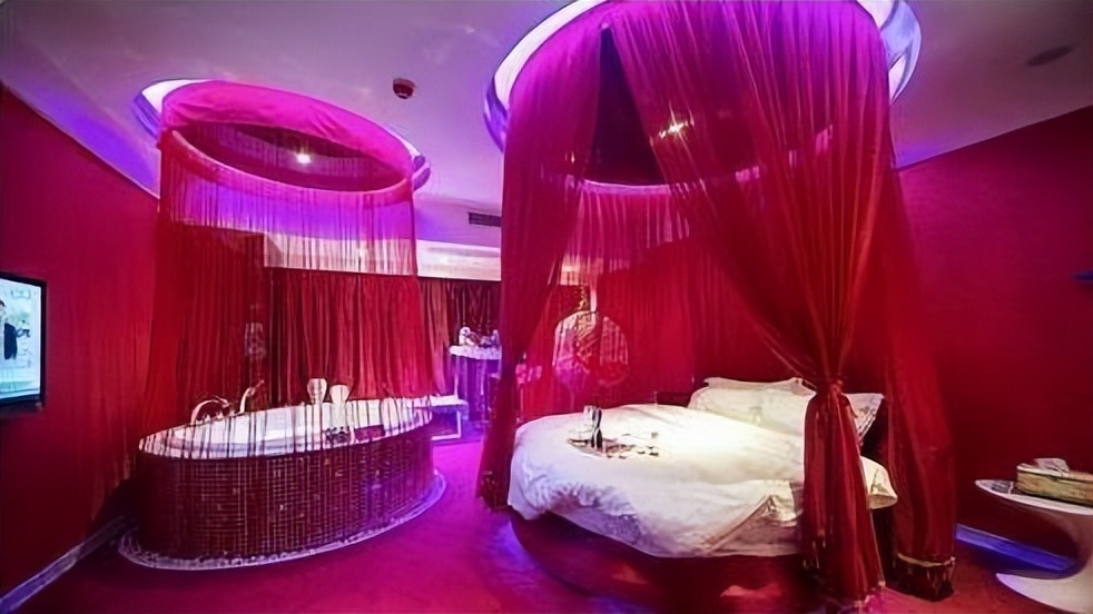 情侣酒店床单为什么都是白色的,情侣酒店的床为什么有镜子