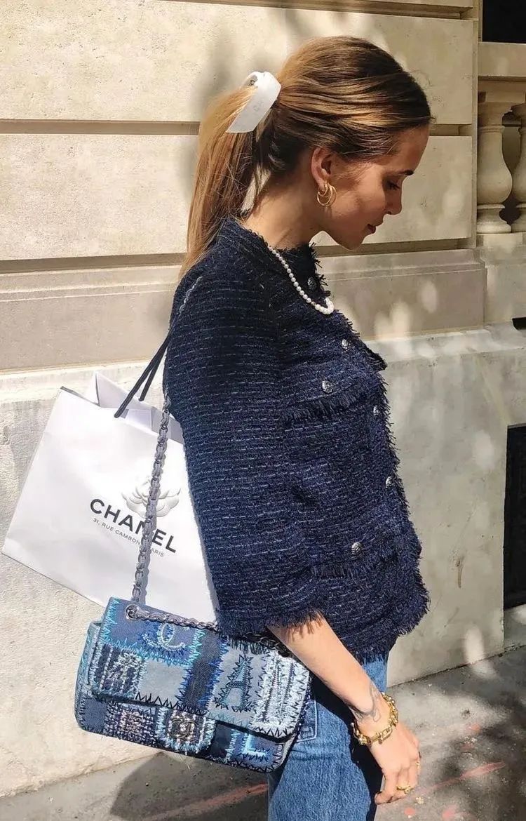 为什么小香风外套穿了显得很驼背,为什么你穿小香风廉价又土气