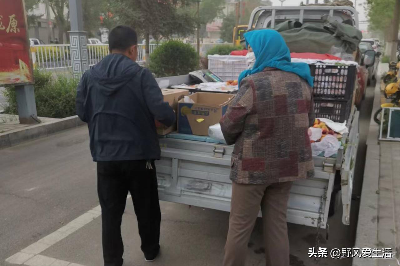 街边摆摊卖水果一天多少钱,卖水果的小摊贩一个月能挣多少钱