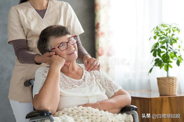 在女儿家看管外孙,在女儿家带小外孙五六年了