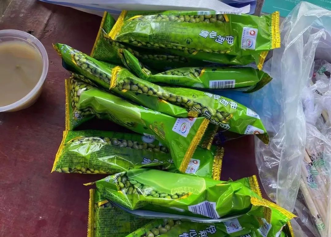 疫情当前警察不退坚守战疫一线,疫情不退警察不退用行动守护群众