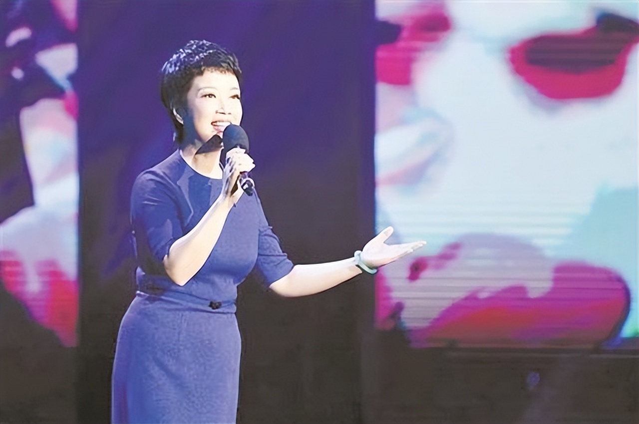 央视主持人黄薇的故事,央视主持人黄薇朗诵