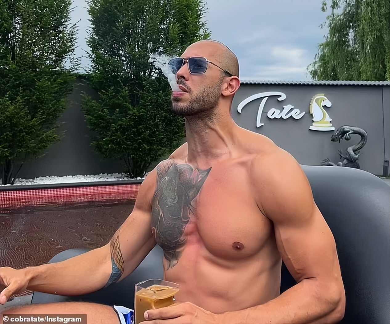 外国一厌女网红被捕！被嘲‘丁丁小’后狂发视频，却无意暴露地址