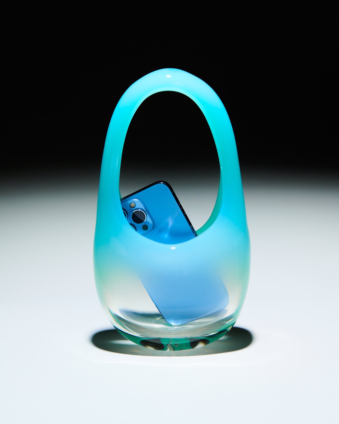 他们用玻璃做了个水晶包,卖得死贵,外国明星还狂爱