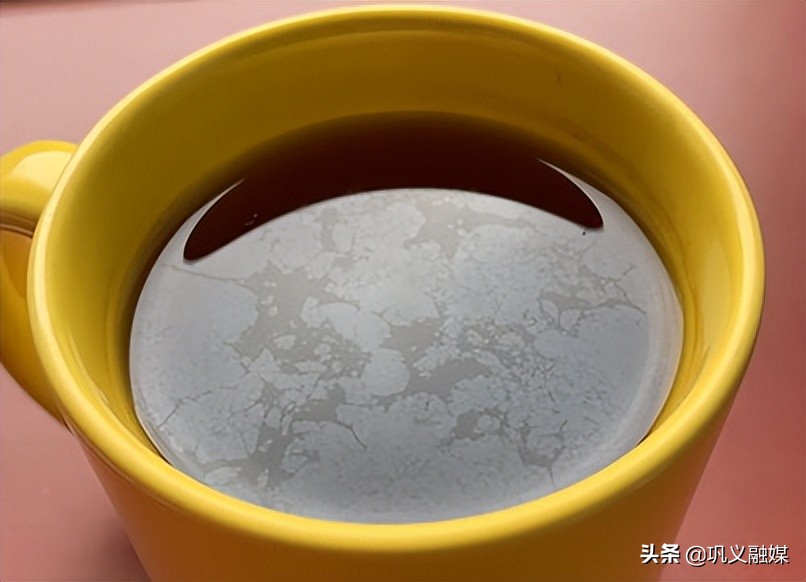 泡过茶叶后茶杯壁很脏,茶水表面有一层油是什么原因