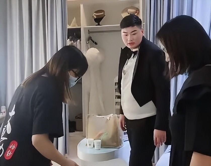 陈萌给公公婆婆送新衣，惹大衣嫂笑得合不拢嘴，网友：比前任用心