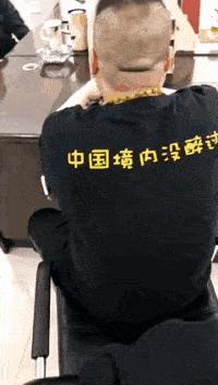 笑死了，女朋友说她昨晚游泳去了，这晒痕就是最好的证明