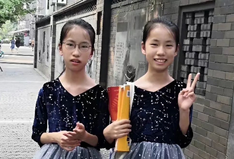 双胞胎姐妹在一个学校上学,双胞胎姐妹在同一所学校