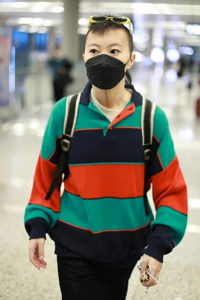 窦靖童短发发型棒球帽穿搭,窦靖童紫色卫衣搭配图片