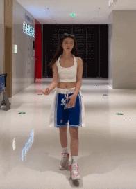 顶腮、挑眉、摸鼻子…全网美女都在模仿“普信男”，细节太到位！