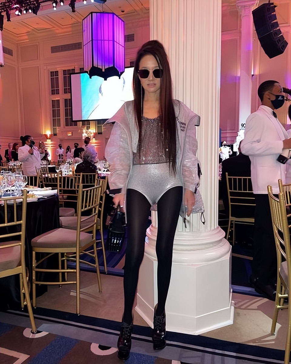 72岁华裔婚纱女王赴晚宴，为唱片界传奇庆生，以瘦为美似漫画少女