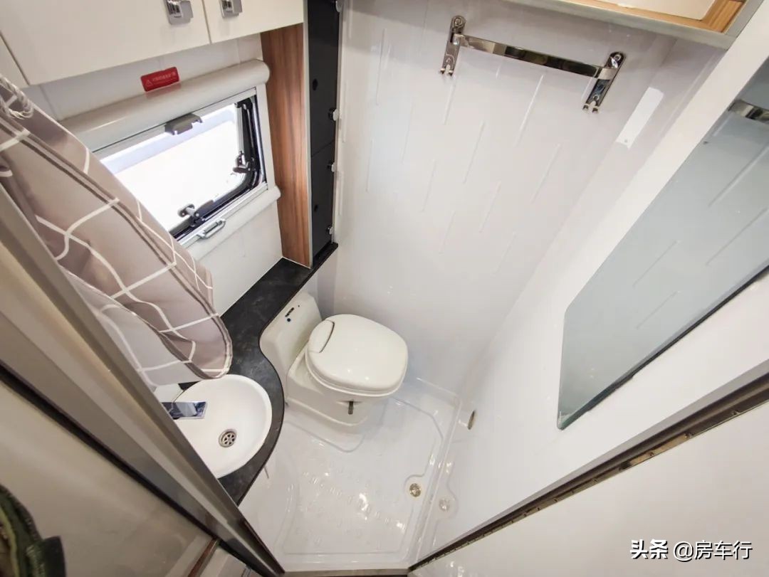 隔断式厨房，15度电+1700W太阳能，新星五十铃700P旅行官纵床版