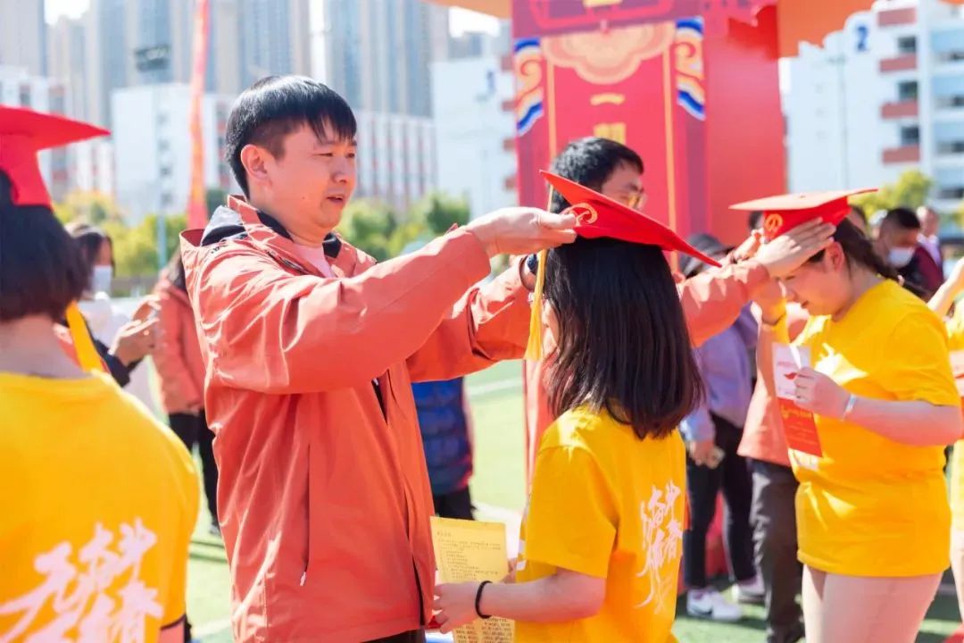 开学季校园展示打卡,开学啦冰墩墩小学生积极向上图片