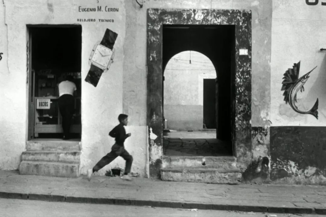 布列松摄影大师震撼作品,摄影大师布列松构图