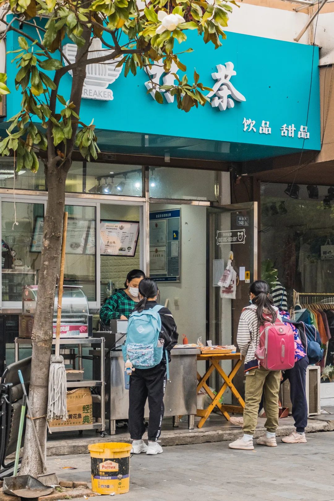 校门口的小店从来没有让人失望,校门口小店生意火爆