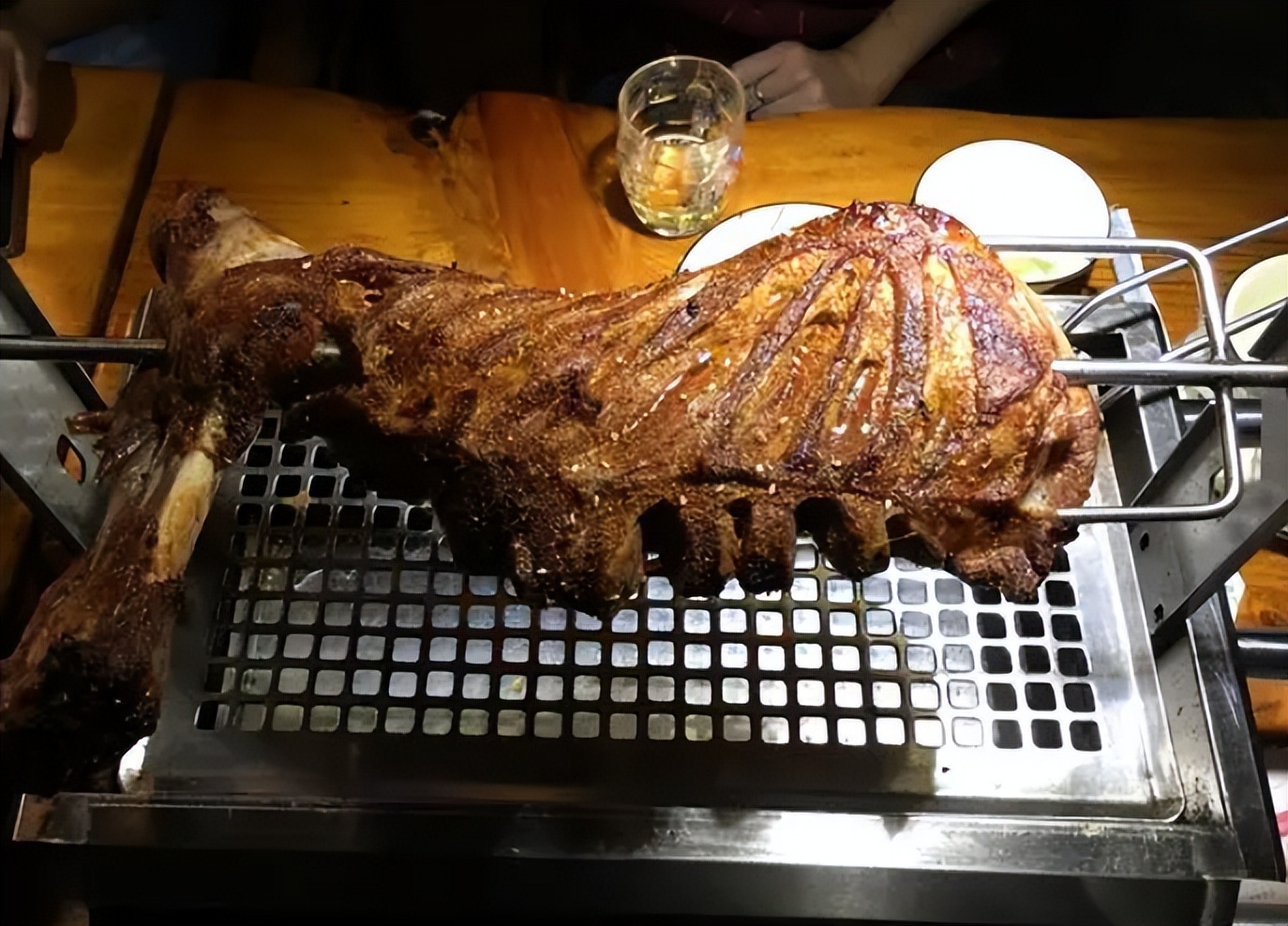 北京4人到内蒙旅游，吃手把肉品马奶酒，结账时感叹：物价真实惠