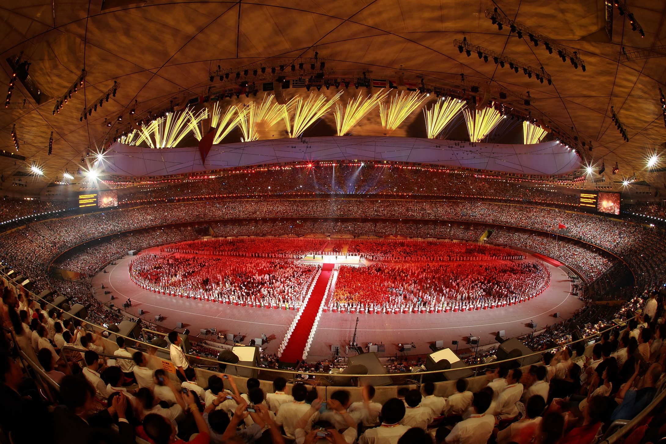 最大的体育场能容纳多少人,中国最大的10个体育场