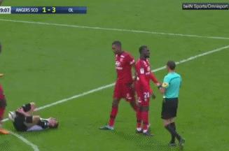 中国男足爆笑名场面亲吻,中国男足爆笑名场面握手