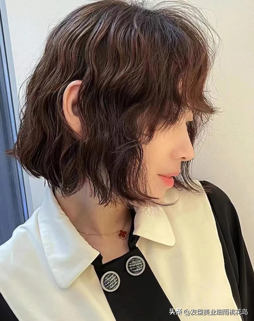短发微烫显气质的图片,短发烫显发量多