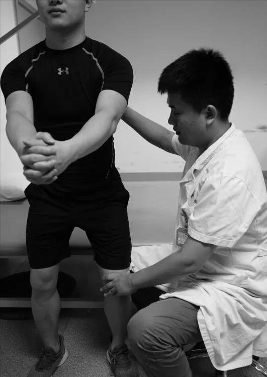 偏瘫患者康复训练动作示范图解,循序渐进偏瘫肢体康复图解