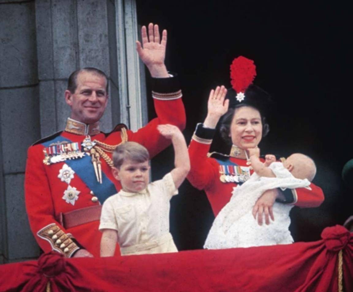 1939年，13岁未来女王遇见19岁落魄王子，两人一见钟情，然后呢